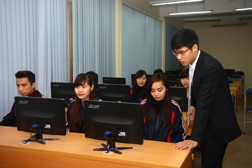 Thầy giáo Nghiêm Viết Vinh-Giảng viên Khoa Tài chính-Kế toán hướng dẫn sinh viên thực hành kế toán trên máy