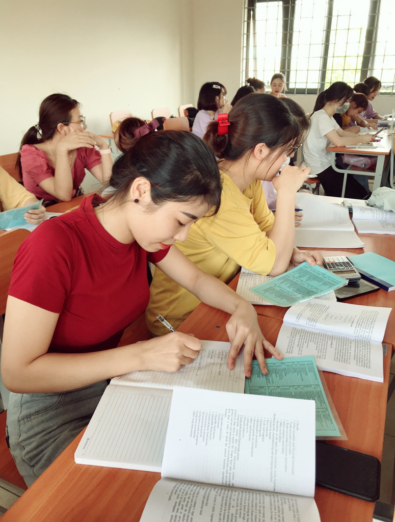 Sinh viên lớp kế toán trong giờ học môn Kế toán tài chính bằng Tiếng Anh